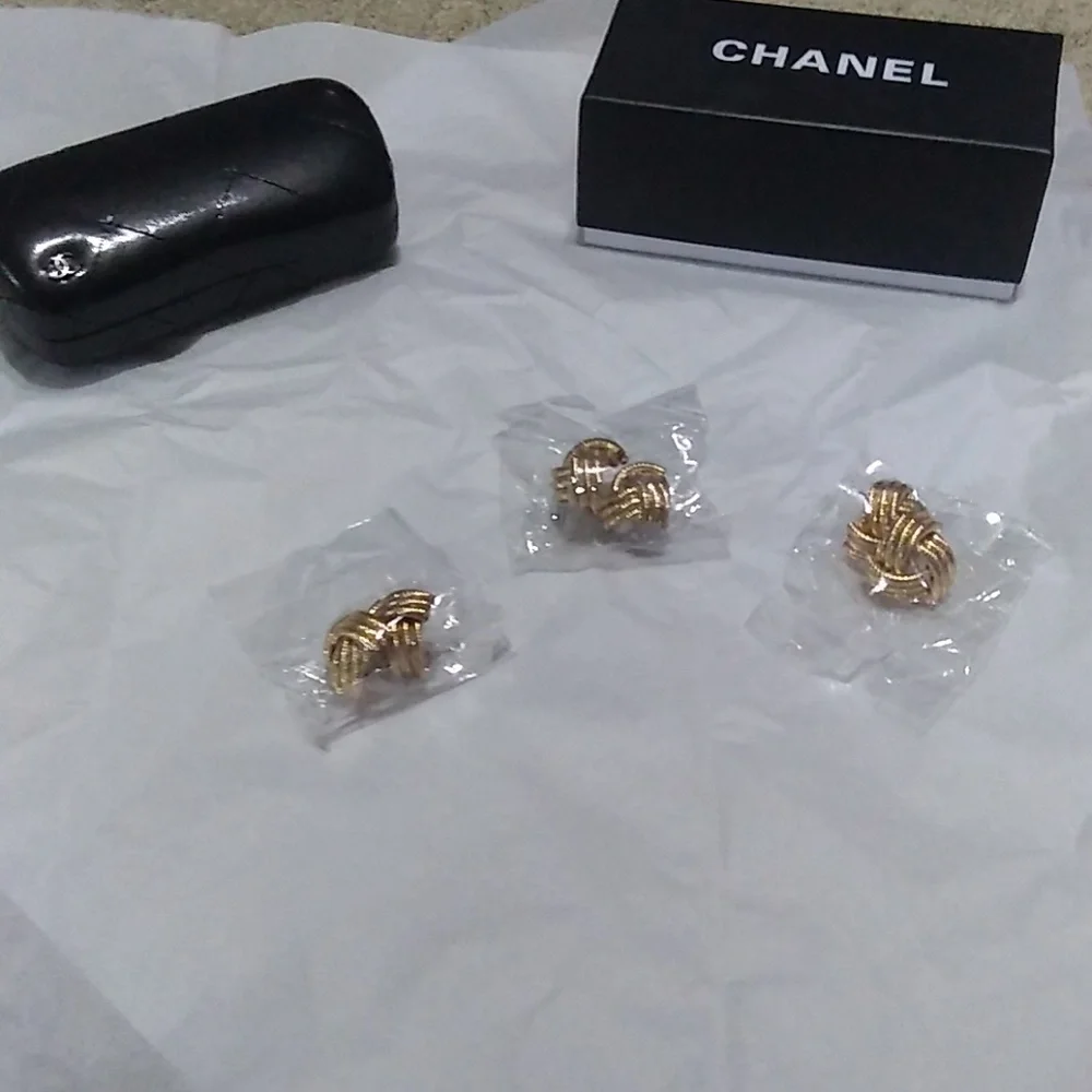 BNWT BEAUTIFUL LG GOLD-TONE KNOT STYLE EARRINGS - Picture 6 of 7